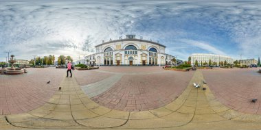 Vitebsk, Beyaz Rusya - Ekim 2018: tam sorunsuz küresel panorama 360 derece açılı görünüş taşra kasabasında Tren İstasyonu yakınındaki. eşit aralıklı dikdörtgen projeksiyon, 360 panorama hazır Vr Ar içerik