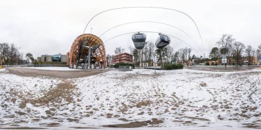 Druskeninkai, Litva - Aralık 2018: kış tam sorunsuz küresel panorama 360 derece açı görüntülemek füniküler yakınındaki taşra kasabasında equirectangular projeksiyon, hazır Vr Ar sanal gerçeklik içeriği