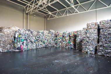 Plastik balya atık işleme tesisinde. Ayrı çöp toplama. Geri dönüşüm ve atık daha fazla bertarafı için depolama. Sıralama ve atık işleme için iş.