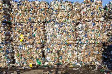 Plastik balya atık işleme tesisinde. Ayrı çöp toplama. Geri dönüşüm ve atık daha fazla bertarafı için depolama. Sıralama ve atık işleme için iş.