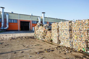 Plastik balya atık işleme tesisinde. Ayrı çöp toplama. Geri dönüşüm ve atık daha fazla bertarafı için depolama. Sıralama ve atık işleme için iş.