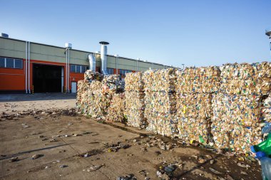 Plastik balya atık işleme tesisinde. Ayrı çöp toplama. Geri dönüşüm ve atık daha fazla bertarafı için depolama. Sıralama ve atık işleme için iş.