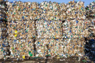 Plastik balya atık işleme tesisinde. Ayrı çöp toplama. Geri dönüşüm ve atık daha fazla bertarafı için depolama. Sıralama ve atık işleme için iş.