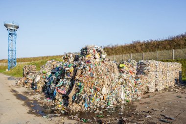 Plastik balya atık işleme tesisinde. Ayrı çöp toplama. Geri dönüşüm ve atık daha fazla bertarafı için depolama. Sıralama ve atık işleme için iş.