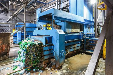 Plastik balya atık işleme tesisinde. Ayrı çöp toplama. Geri dönüşüm ve atık daha fazla bertarafı için depolama. Sıralama ve atık işleme için iş.