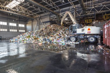 Plastik balya atık işleme tesisinde. Ayrı çöp toplama. Geri dönüşüm ve atık daha fazla bertarafı için depolama. Sıralama ve atık işleme için iş.