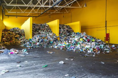 Plastik balya atık işleme tesisinde. Ayrı çöp toplama. Geri dönüşüm ve atık daha fazla bertarafı için depolama. Sıralama ve atık işleme için iş.