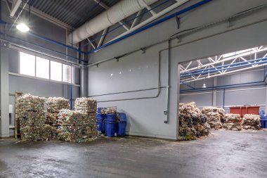 Plastik balya atık işleme tesisinde. Ayrı çöp toplama. Geri dönüşüm ve atık daha fazla bertarafı için depolama. Sıralama ve atık işleme için iş.