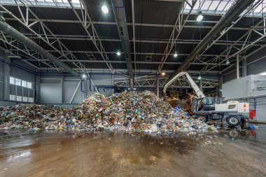 Plastik balya atık işleme tesisinde. Ayrı çöp toplama. Geri dönüşüm ve atık daha fazla bertarafı için depolama. Sıralama ve atık işleme için iş.