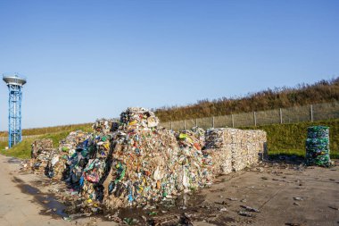 Plastik balya atık işleme tesisinde. Ayrı çöp toplama. Geri dönüşüm ve atık daha fazla bertarafı için depolama. Sıralama ve atık işleme için iş.