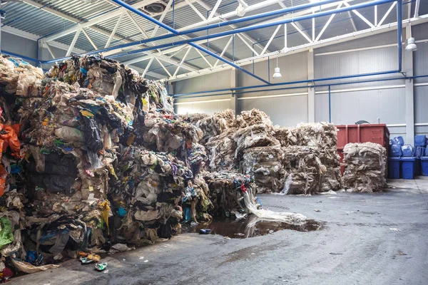 废物加工厂的塑料包 单独的垃圾回收 废物的回收和储存 以便进一步处置 废物分类和处理业务 — 图库照片