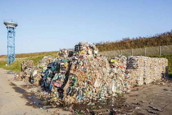 Plastikowe Bele Zakładzie Przetwarzania Odpadów Oddzielne Wyrzucania Elementów Bezużytecznych Recyklingu — Zdjęcie stockowe