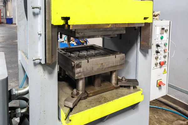 Ayrı çöp toplama. Bir modern atıkları geri kazanım tesisi işlenecek malzeme sıralama enkaz basarak için donatım. 