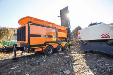 Tarak plastik çöp atık işleme tesisi, sıralar. Ayrı çöp toplama. Geri dönüşüm ve atık daha fazla bertarafı için depolama. Sıralama ve atık işleme için iş.