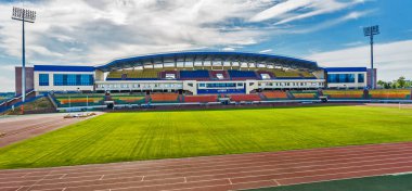 Grodno, Belarus - Temmuz 2018: Panoraması boş Merkez spor kompleksi, yaz günü futbol alanı stadyumda görünümü