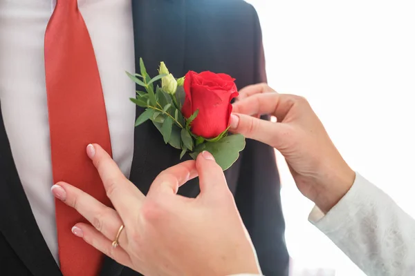 Bruden Och Brudgummen Naturen Händerna Nygifta Bröllopsdag Den Bästa Dagen — Stockfoto