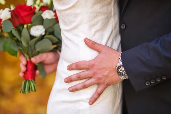 Bruden Och Brudgummen Naturen Händerna Nygifta Bröllopsdag Den Bästa Dagen — Stockfoto