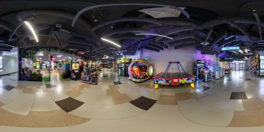 Minsk, Beyaz Rusya - 4 Mart 2015: Panorama iç çocuk eğlence merkezi slot makineleri ile. Tam 360 tarafından 180 derece sorunsuz küresel panorama equirectangular eşit uzaklıkta projeksiyon.