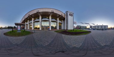 Grodno, Belarus - 20 Nisan 2016: Panorama akşam yansıtılmış duvarlı modern Tren İstasyonu yakınındaki. Tam 360 tarafından 180 derece sorunsuz küresel panorama equirectangular eşit uzaklıkta projeksiyon. 