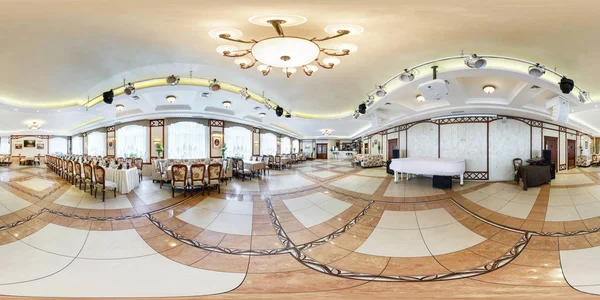 ミンスク ベラルーシ 2014 光白いグランド ピアノ 球状図法で 180 で完全 360 度シームレスなパノラマ仕立てのグルメ向きレストランのモダンなインテリア — ストック写真
