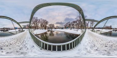 Panorama 360 derece açılı görünüş demir çelik çerçeve Nehri geçip Yaya Köprüsü İnşaatı yakınındaki park equirectangular projeksiyon, Vr Ar içerik alıntı sorunsuz küresel kış tam