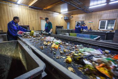 Grodno, Belarus - 16 Ekim 2017: Ayrı çöp toplama. malzeme için sıralama işçi işleme konveyör taşıyıcı işleme tesisi atıkları geri kazanım tesisi içinde hareket