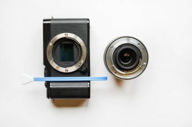 Aynasızlar dijital Aps-C kamera kirli matris sensör temizleme ve bakım bez, photocamera beyaz arka plan üzerinde temizlik fotoğrafçı ile yakın çekim