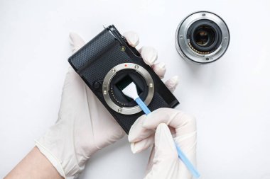 Aynasızlar dijital Aps-C kamera kirli matris sensör temizleme ve bakım bez, photocamera beyaz arka plan üzerinde temizlik fotoğrafçı ile yakın çekim