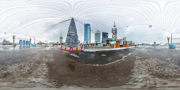 明斯克 白俄罗斯 2018年12月 完整无缝全景360度角度在等矩形投影 360全景广场上的圣诞树在新的一年 — 图库照片