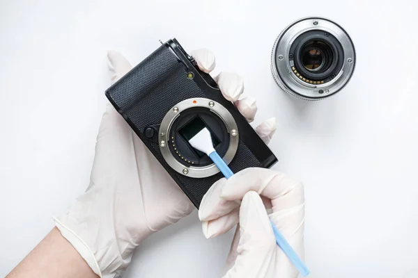 Close Limpeza Manutenção Digital Sem Espelho Sensor Matriz Câmera Suja — Fotografia de Stock