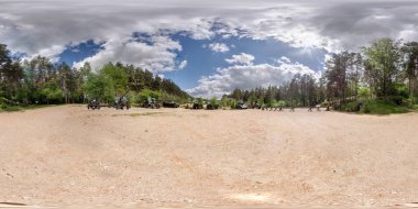 Panorama zırhlı araçlar partizan kampın Açık Hava Müzesi'nde. Tam 360 tarafından 180 derece sorunsuz küresel panorama equirectangular eşit uzaklıkta projeksiyon. VR Ar içeriği