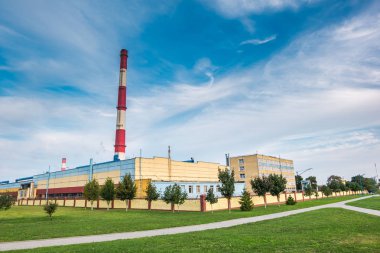 Ağaç işleme Kurumsal bitki kereste sabah şafak borular. Hava kirliliği kavramı. Endüstriyel peyzaj çevre kirliliği termik santral atık