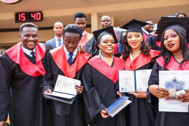 Grodno, Belarus - Haziran, 2018: Mutlu yabancı Afrika tıp öğrencileri kare akademik mezuniyet kapaklar ve bitirdikten sonra başlama diploms ile sırasında siyah trençkotlar çalışmalar