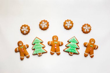 El yapımı şenlikli gingerbread çerezleri yıldızlar ve Noel ağaçları ve Sevgililer günü için kalp şeklinde