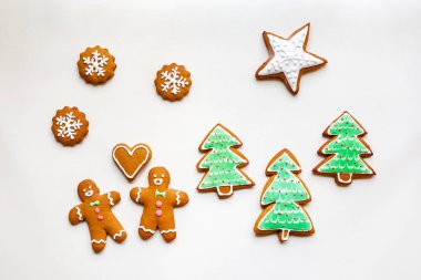 El yapımı şenlikli gingerbread çerezleri yıldızlar ve Noel ağaçları ve Sevgililer günü için kalp şeklinde
