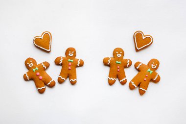 El yapımı şenlikli gingerbread çerezleri yıldız ve Sevgililer günü için kalp şeklinde