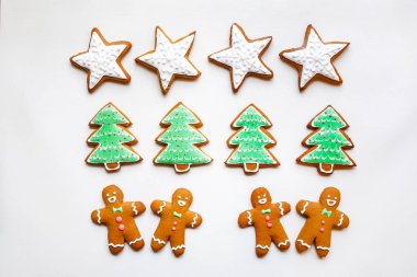El yapımı şenlikli gingerbread çerezleri yıldızlar ve Noel ağaçları ve Sevgililer günü için kalp şeklinde