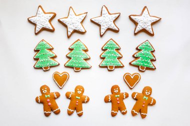El yapımı şenlikli gingerbread çerezleri yıldızlar ve Noel ağaçları ve Sevgililer günü için kalp şeklinde
