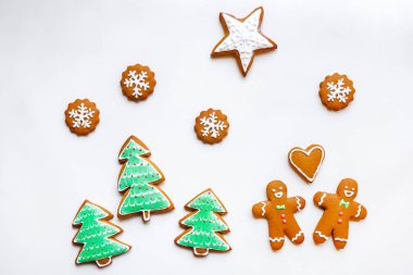 El yapımı şenlikli gingerbread çerezleri yıldızlar ve Noel ağaçları ve Sevgililer günü için kalp şeklinde