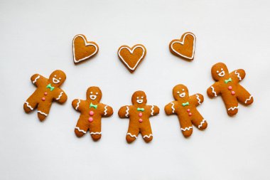 El yapımı şenlikli gingerbread çerezleri yıldız ve Sevgililer günü için kalp şeklinde