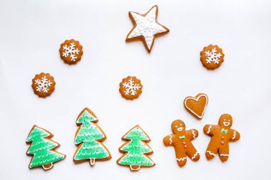 El yapımı şenlikli gingerbread çerezleri yıldızlar ve Noel ağaçları ve Sevgililer günü için kalp şeklinde