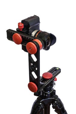 Sanal Turlar ve tam sorunsuz 360 derece açı panoramalar paralaks ve beyaz arka plan üzerinde aynasızlar kamera ile izole bozulma olmadan yapma için bir tripod için panoramik kafa