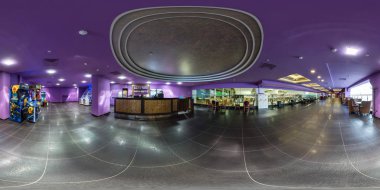 Minsk, Beyaz Rusya - 20 Eylül 2016: Panorama iç çocuk eğlence merkezi slot makineleri ile. Tam 360 tarafından 180 derece sorunsuz küresel panorama equirectangular projeksiyon