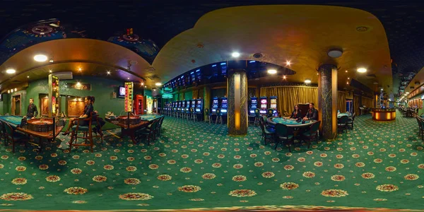 Minsk, Beyaz Rusya - 9 Kasım 2011: Panorama yeşil tarzı renkli krupiye ile iç Lüks Casino. Tam 360 tarafından 180 derece sorunsuz küresel panorama equirectangular projeksiyon.