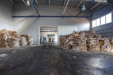 Plastik işleme tesisi atık arıtma, çöp balya. Separatee ve depolama daha fazla bertarafı için çöp geri dönüşüm, sıralama çöp. Sıralama ve atık işleme için iş.