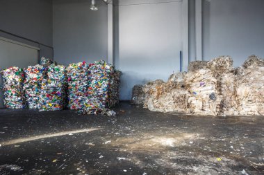 Plastik işleme tesisi atık arıtma, çöp balya. Separatee ve depolama daha fazla bertarafı için çöp geri dönüşüm, sıralama çöp. Sıralama ve atık işleme için iş.