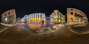 Grodno, Belarus - Aralık, 2018: küresel kesintisiz gece panorama 360 derece tam açı equirectangular eşit uzaklıkta projeksiyon, panorama, Vr Ar içeriği eski şehrin yaya caddesi üzerinde görünümü