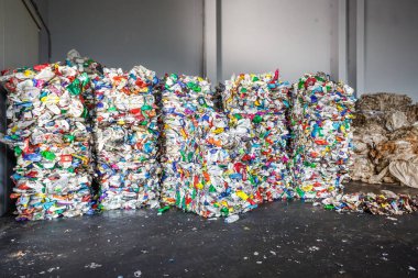 Plastik işleme tesisi atık arıtma, çöp balya. Separatee ve depolama daha fazla bertarafı için çöp geri dönüşüm, sıralama çöp. Sıralama ve atık işleme için iş.