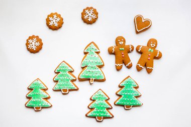 El yapımı şenlikli gingerbread çerezleri yıldızlar ve Noel ağaçları ve Sevgililer günü için kalp şeklinde