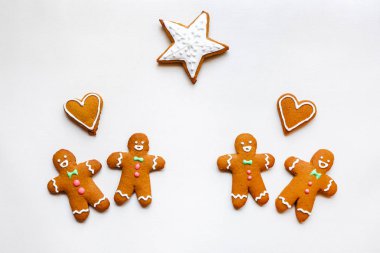 El yapımı şenlikli gingerbread çerezleri yıldız ve Sevgililer günü için kalp şeklinde
